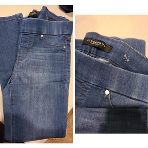Liverpool skinny jegging type Jeans. Size 8/29